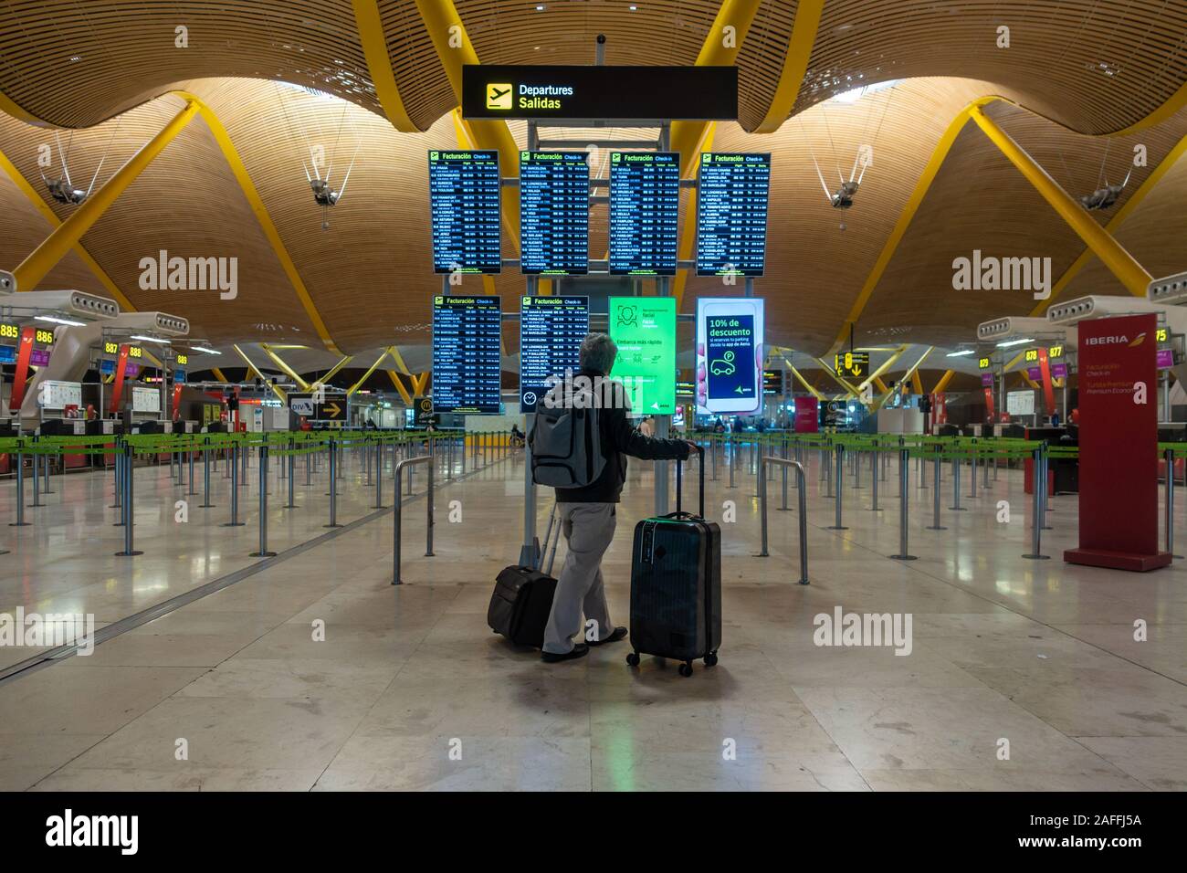 Ein Mann prüft elektronische Informationstafeln in Abflüge am Flughafen Madrid-Barajas Adolfo Suárez in Madrid, Spanien. Stockfoto