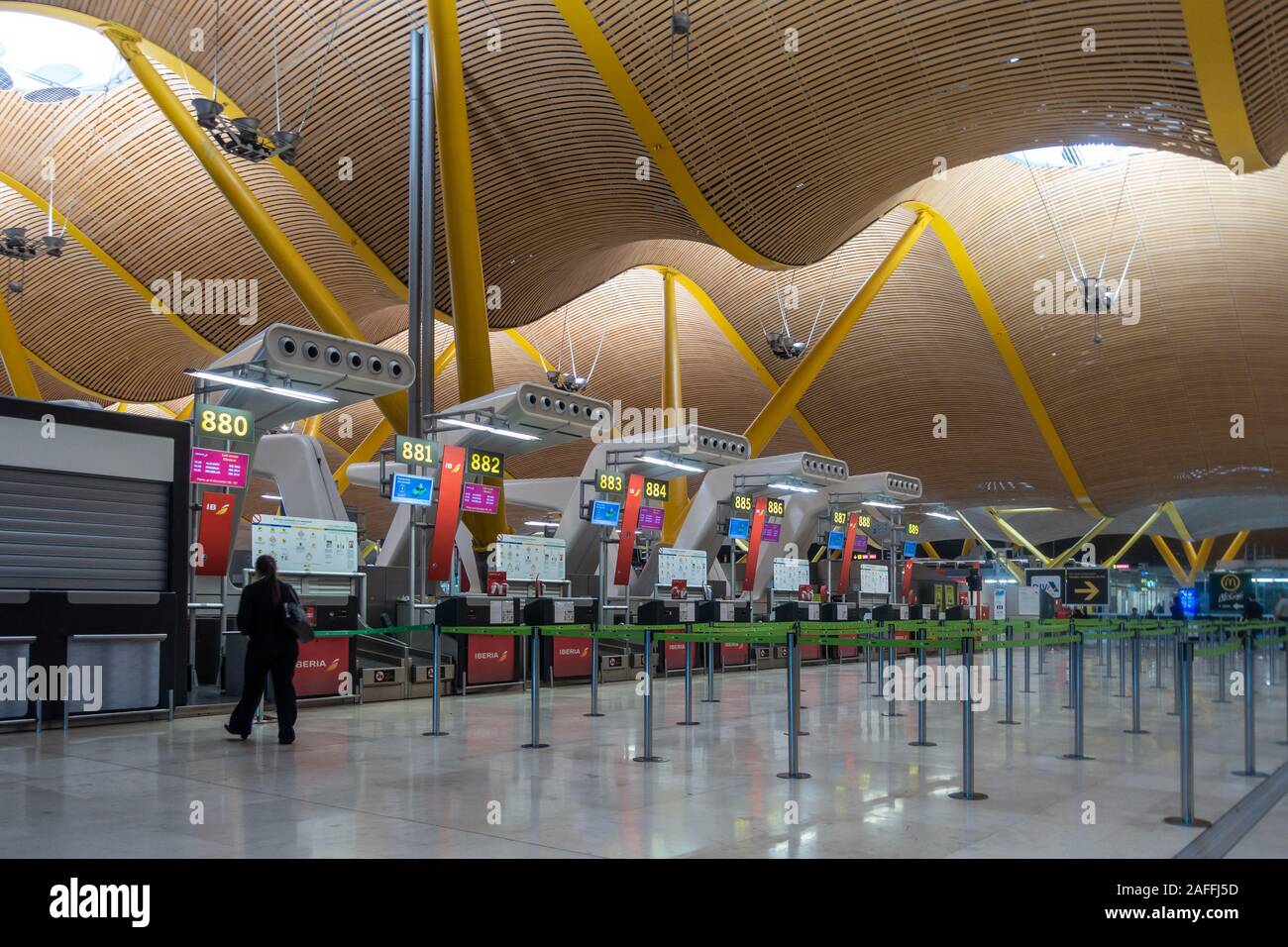 Die Check-in-Schalter im Terminal 4 des Flughafens Madrid-Barajas Adolfo Suárez Flughafen in Madrid, Spanien. Stockfoto