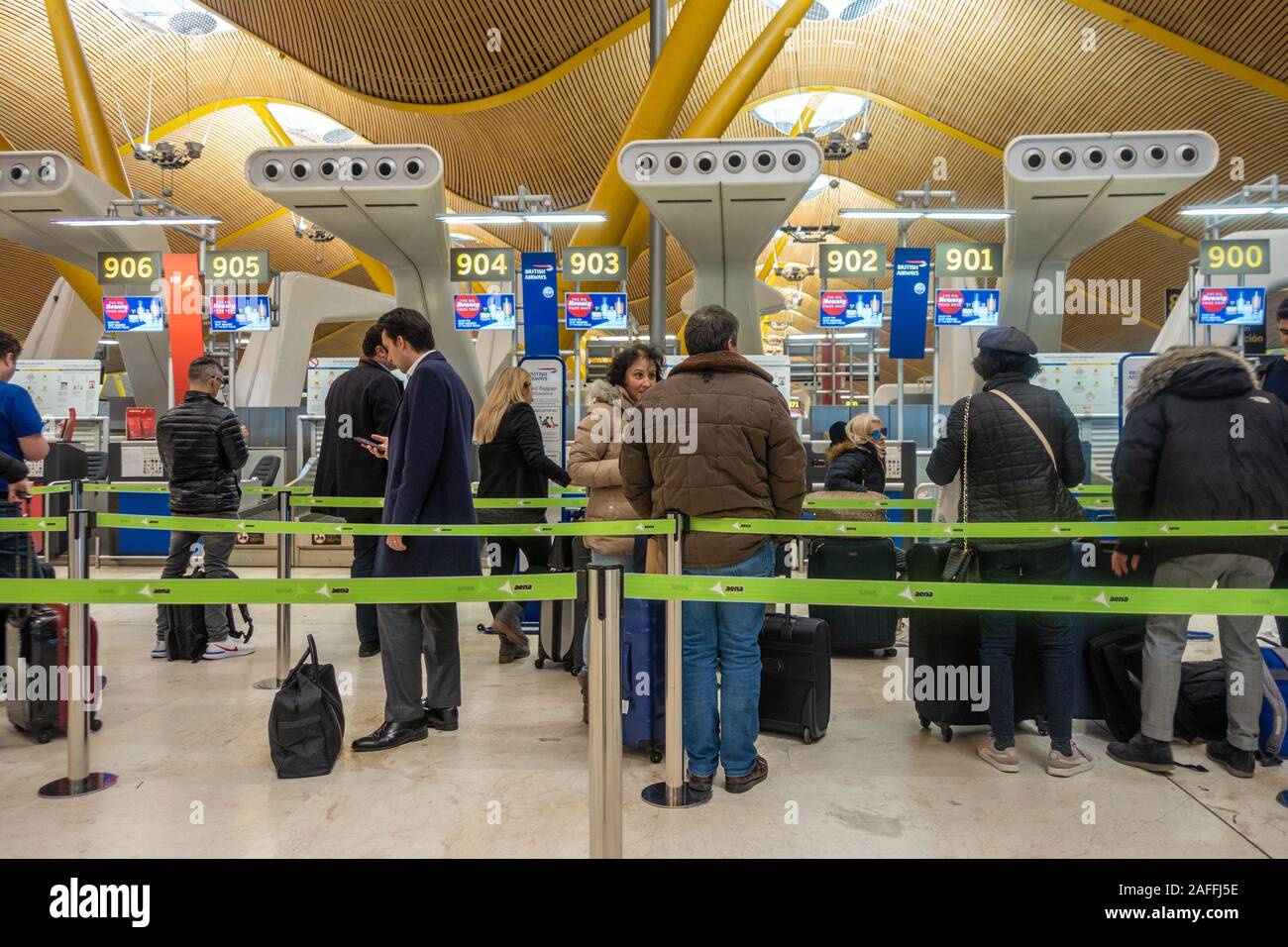 Passagiere Anstehen am Check-in im Terminal 4 des Flughafens Madrid-Barajas Adolfo Suárez Flughafen in Madrid, Spanien. Stockfoto