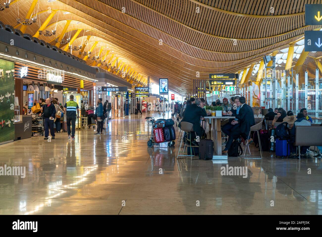 Shopping in der Abfahrt am Terminal 4 des Flughafens Madrid-Barajas Adolfo Suárez Flughafen Stockfoto