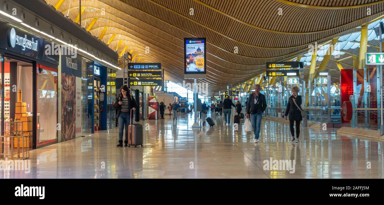 Shopping in der Abfahrt am Terminal 4 des Flughafens Madrid-Barajas Adolfo Suárez Flughafen Stockfoto