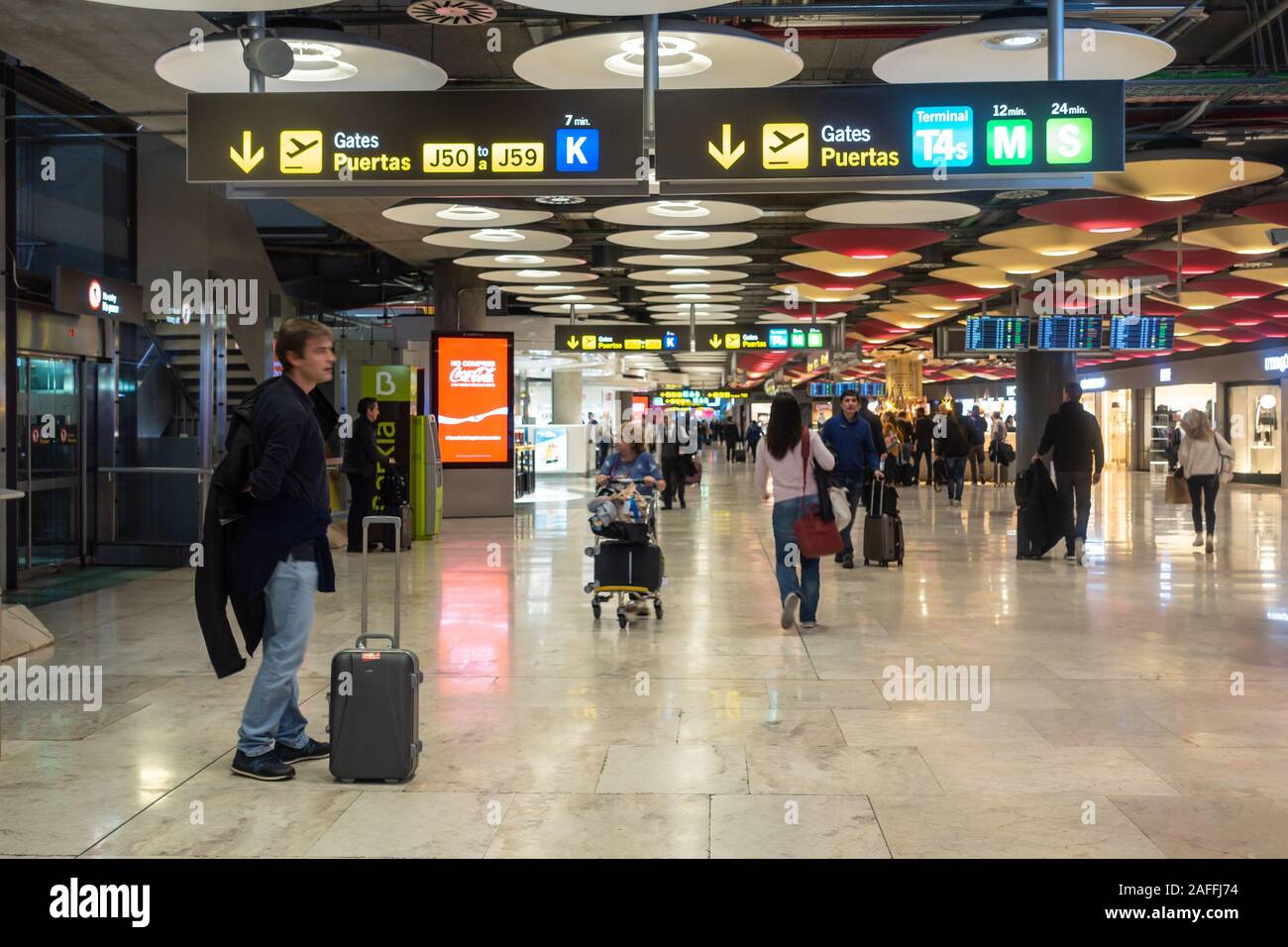 Passagiere im Terminal 4 des Flughafens Madrid-Barajas Adolfo Suárez Flughafen in Madrid, Spanien Stockfoto