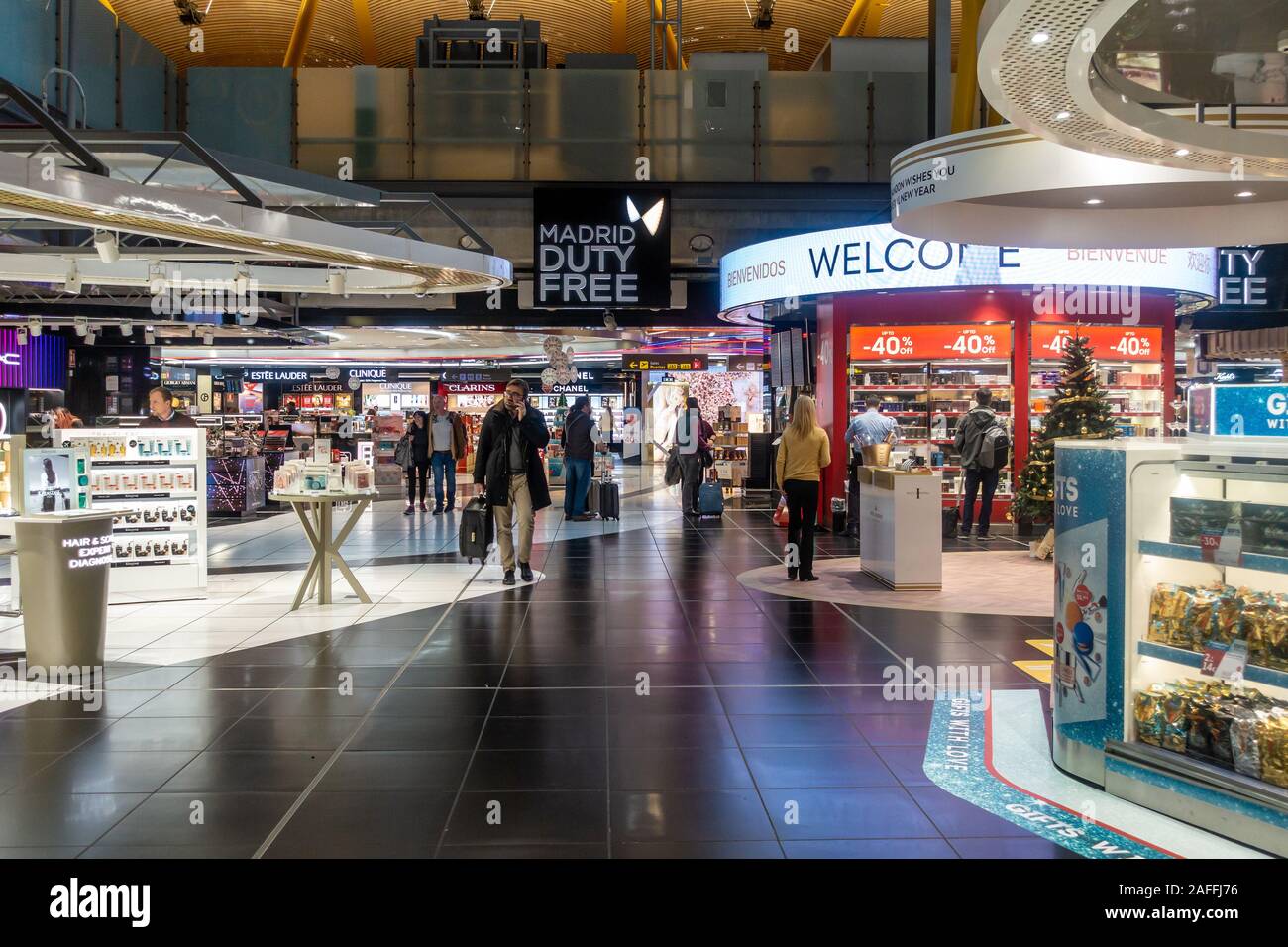 Duty Free Shopping im Terminal 4 im Flughafen Madrid-Barajas Adolfo Suárez in Madrid, Spanien. Stockfoto