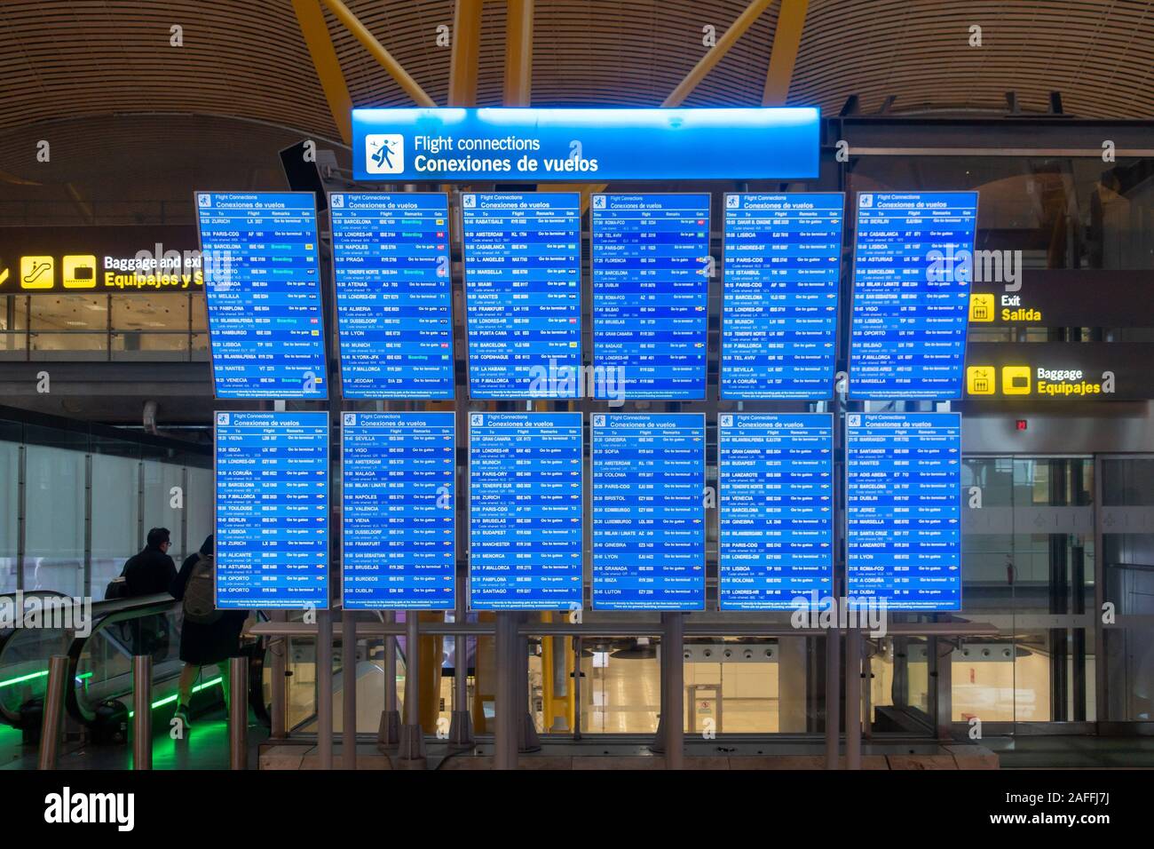 Elektronische Anzeigetafeln im Terminal 4 des Flughafens Madrid-Barajas Adolfo Suárez Flughafen in Madrid, Spanien die Passagiere über Flüge informieren. Stockfoto