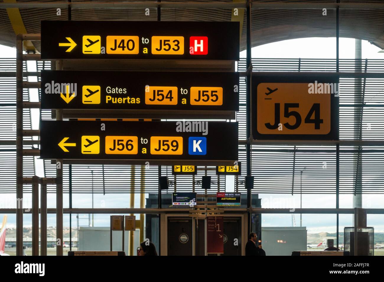 Zeichen in Adolfo Suárez Flughafen Barajas in Madrid, Spanien direkt zu den entsprechenden Gates. Stockfoto