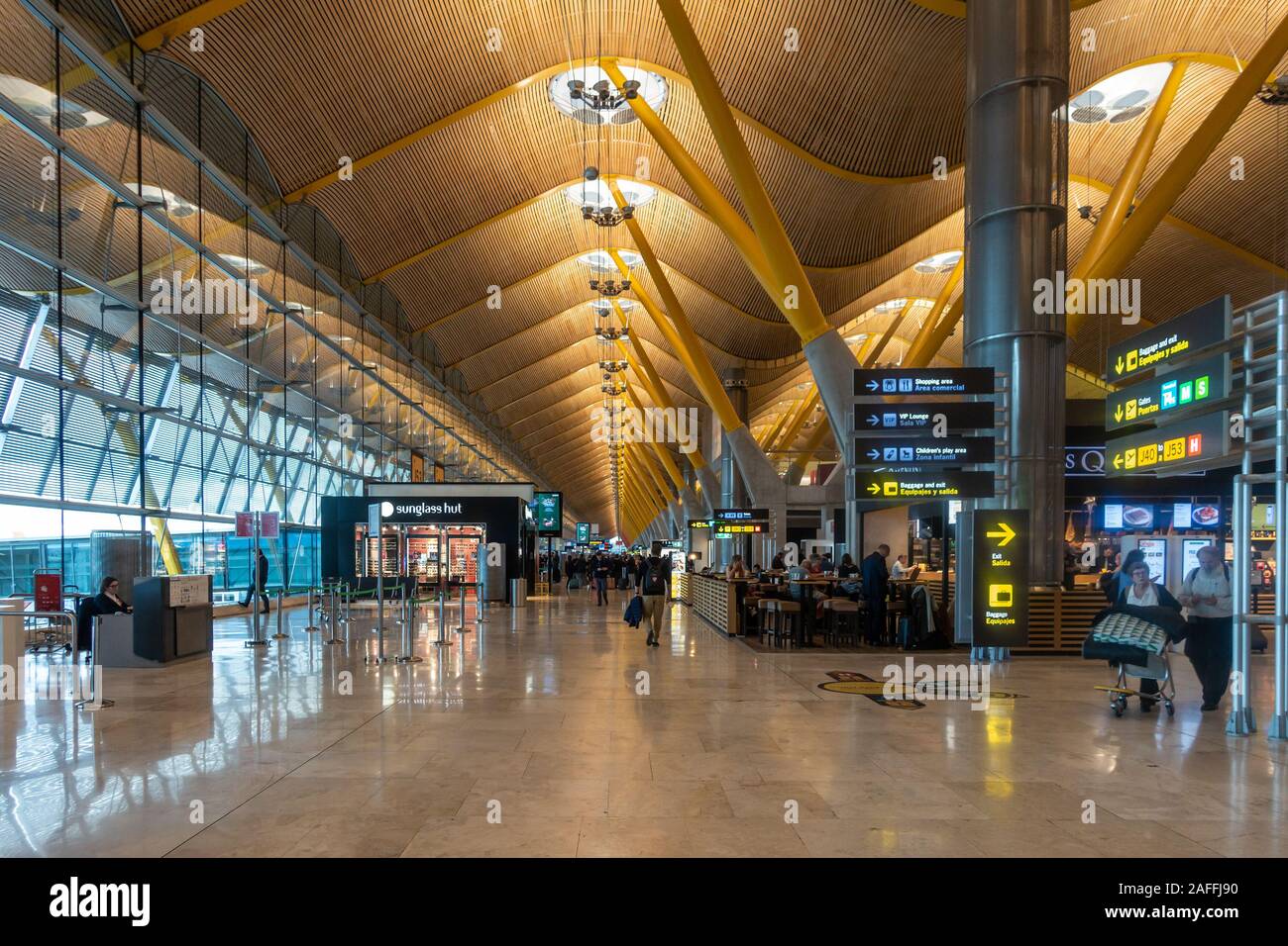 Departure Lounge am Flughafen Madrid-Barajas Adolfo Suárez, Madrid Spanien mit moderner Architektur mit einer Glaswand und wellig Decke Stockfoto