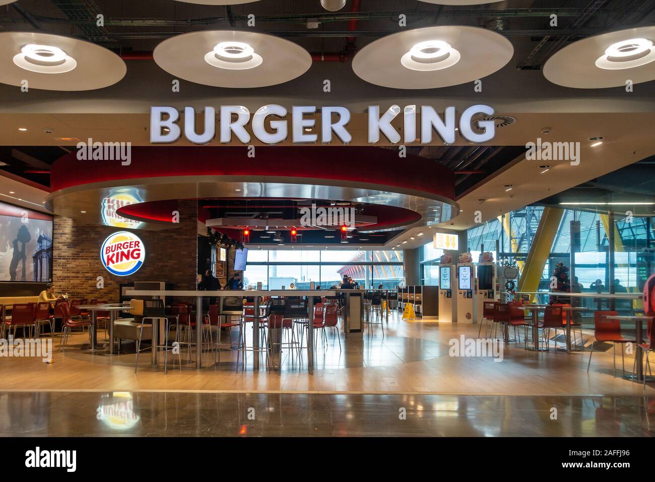Burger King fast food Restaurant im Terminal 4 des Flughafens Madrid-Barajas Adolfo Suárez Flughafen in Madrid, Spanien. Stockfoto