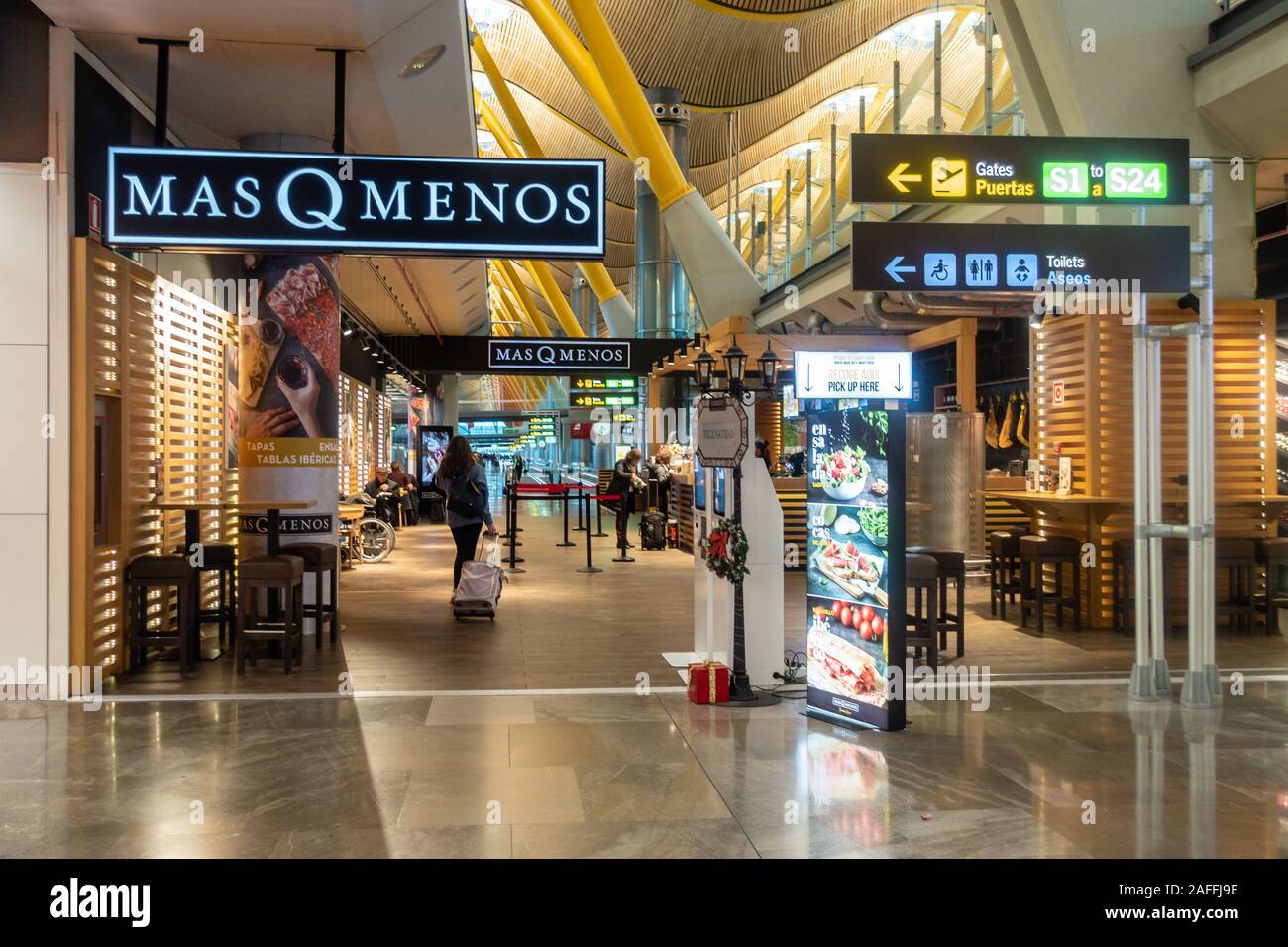 MasQMenos Restaurant in der Abfahrt von Terminal 4S in Adolfo Suárez Flughafen Madrid-Barajas, Spanien Stockfoto