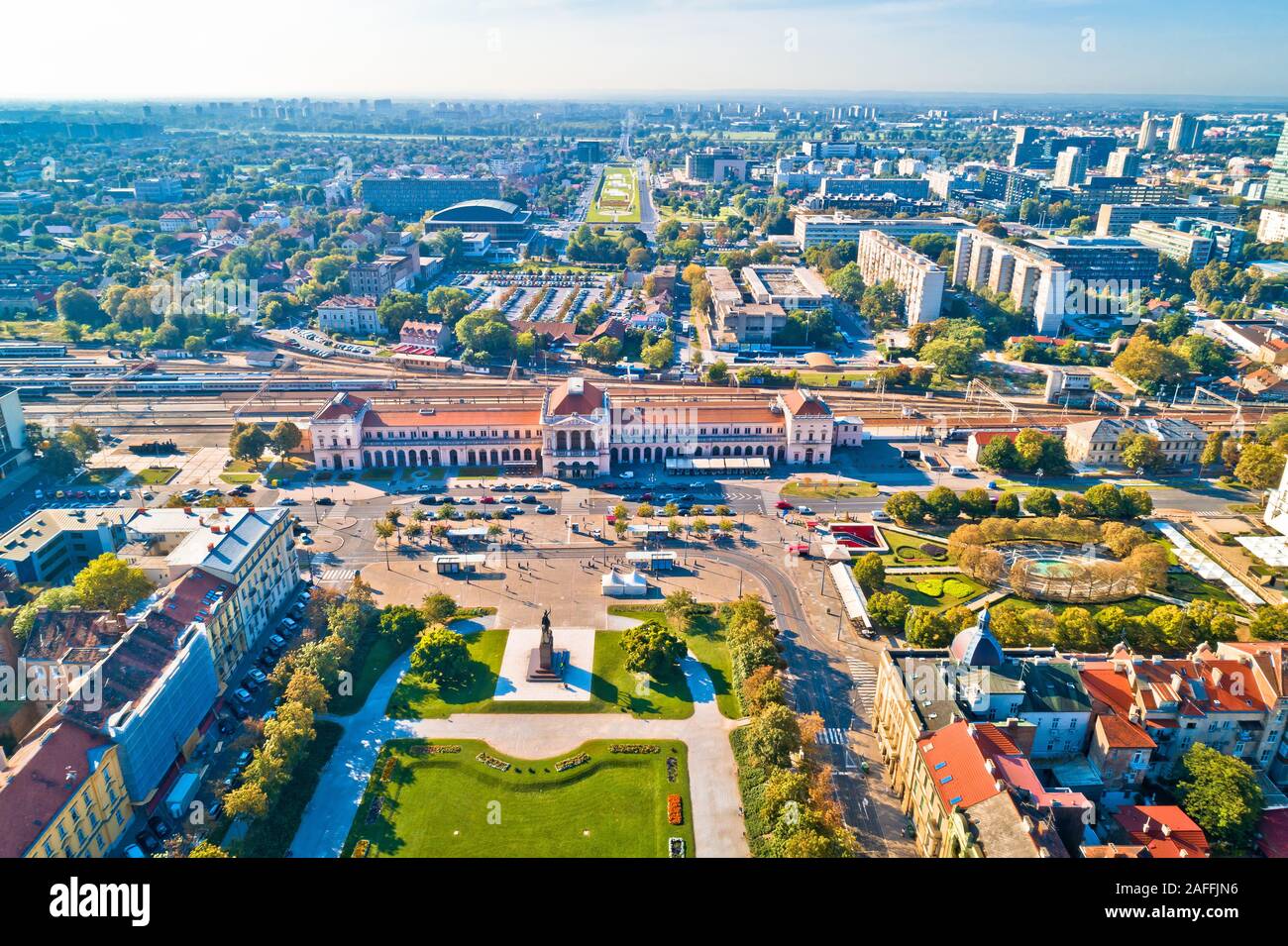 Zagreb Hauptbahnhof und Stadtbild Luftaufnahme, berühmten Sehenswürdigkeiten der Hauptstadt von 