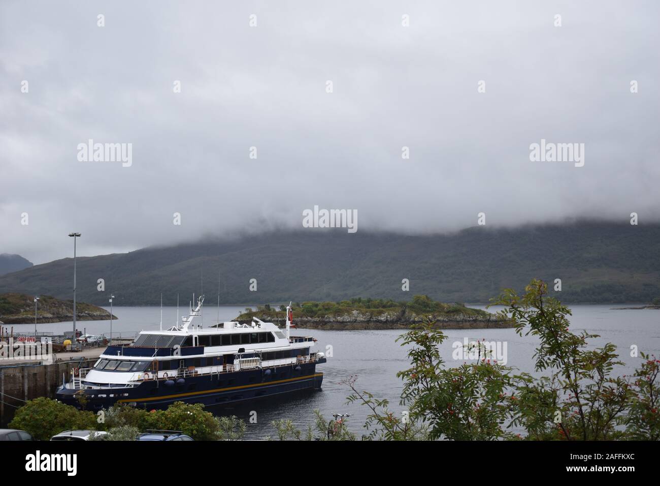 Das malerische Flusskreuzfahrtschiff von Loch Ness mit Sonargeräten beginnt am Fort Augustus. Der Tagesausflug umfasst Fort Augustus Abbey und Cherry Island. Stockfoto