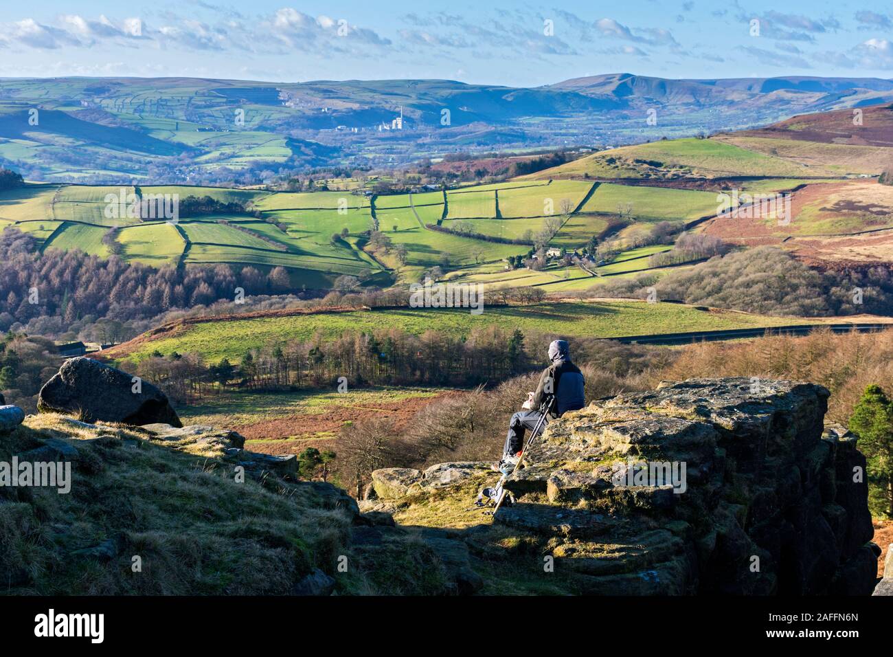 Die Hoffnung Tal und Mam Tor von stanage Edge, in der Nähe von Hathersage, Peak District, Derbyshire, England, UK. Stockfoto