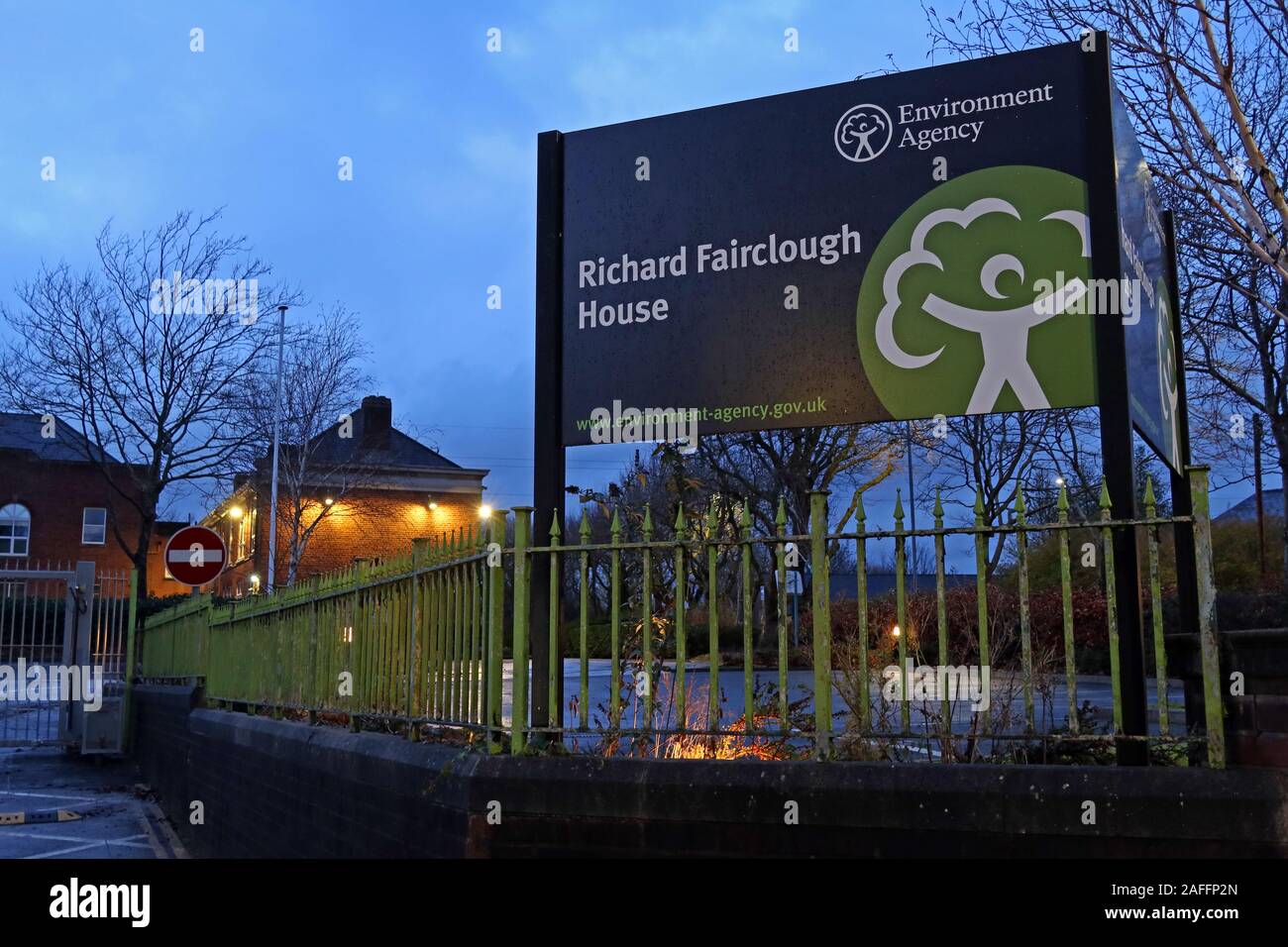 Richard Fairclough House, The Environment Agency, Latchford, Warrington, Cheshire, England, Großbritannien, in der Dämmerung Stockfoto
