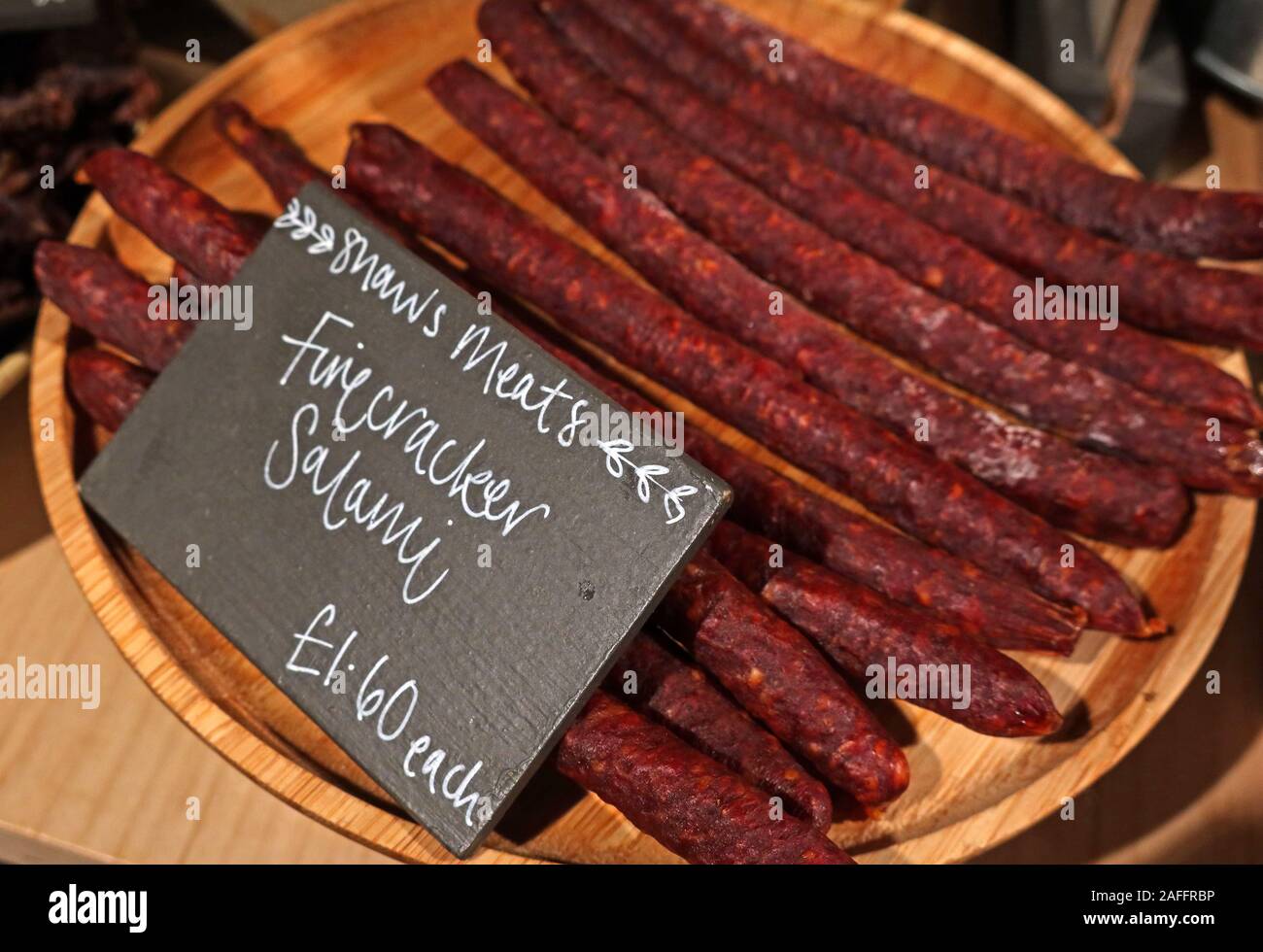 Handwerkliche Salami, Shaws Fleisch, auf dem Bio-Markt, Bauernmarkt, Gloucestershire, Südwestengland, Großbritannien, Fleischprodukte, aus Cumbria Stockfoto