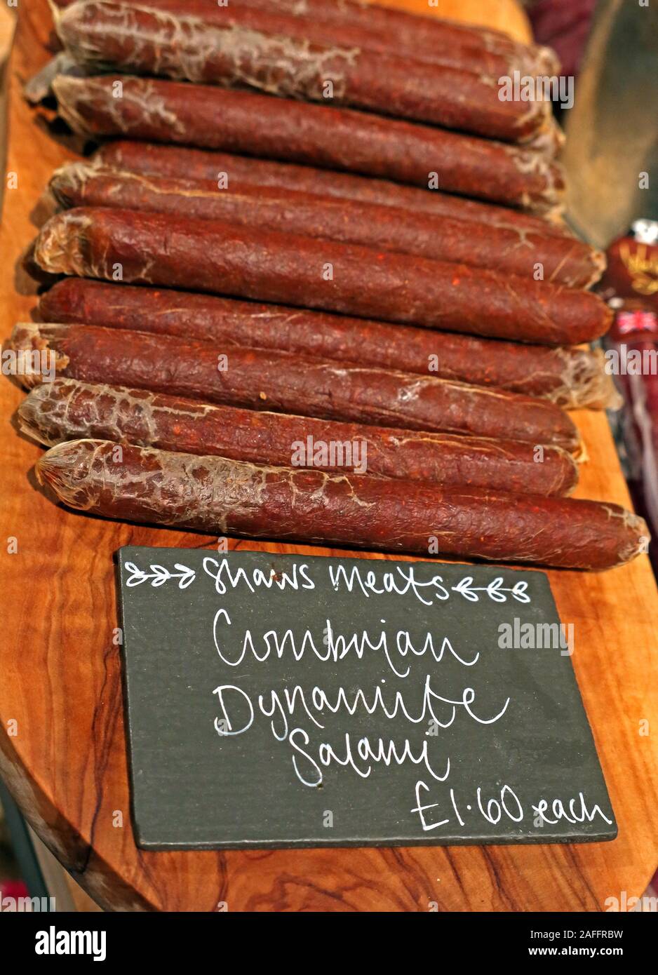 Handwerkliche Salami, Shaws Fleisch, auf dem Bio-Markt, Bauernmarkt, Gloucestershire, Südwestengland, Großbritannien, Fleischprodukte, aus Cumbria Stockfoto