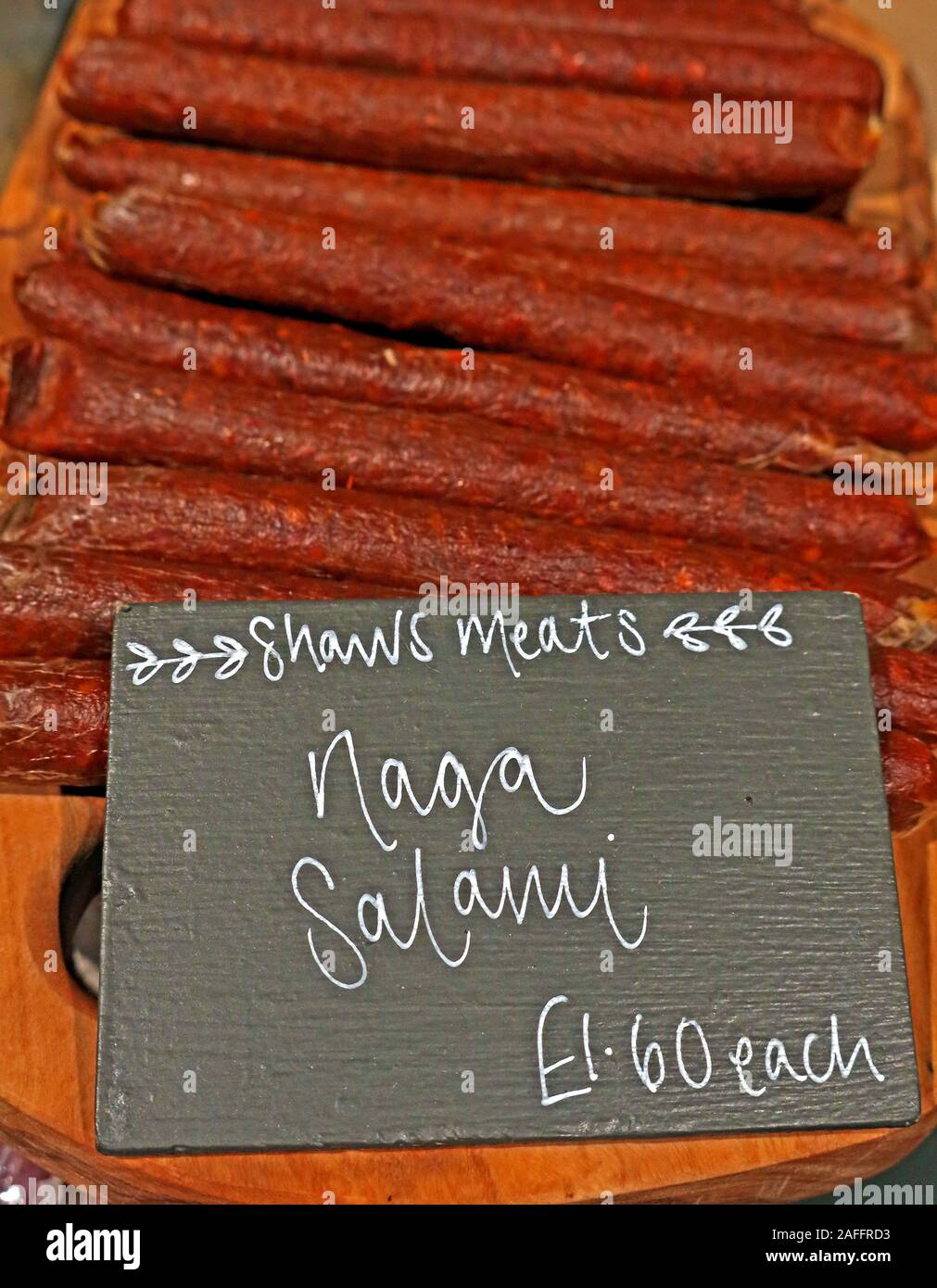 Handwerkliche Salami, Shaws Fleisch, auf dem Bio-Markt, Bauernmarkt, Gloucestershire, Südwestengland, Großbritannien, Fleischprodukte, aus Cumbria Stockfoto