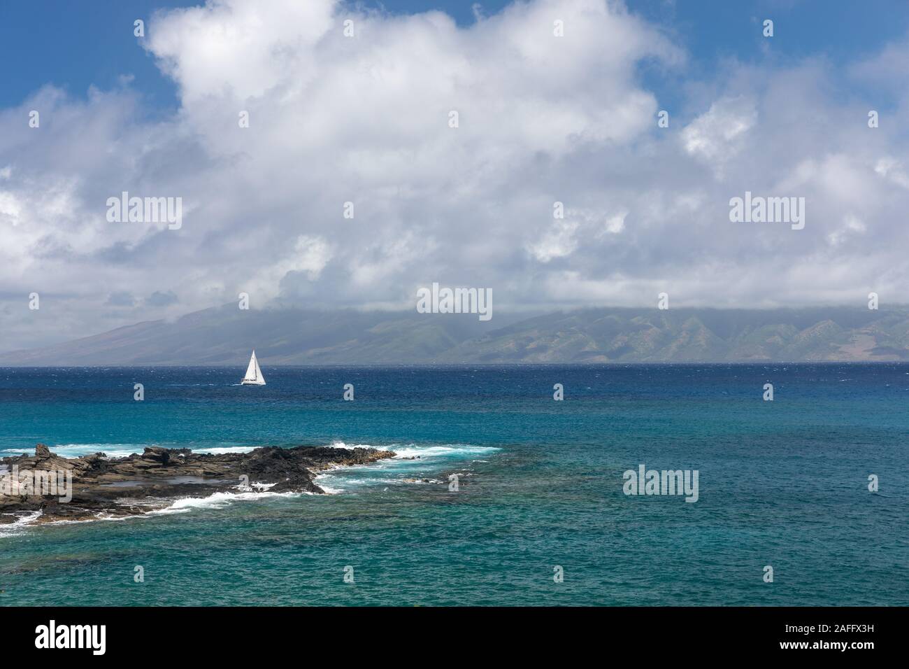 Ein Segelboot zwischen den Inseln von Hawaii Maui und Lanai Stockfoto