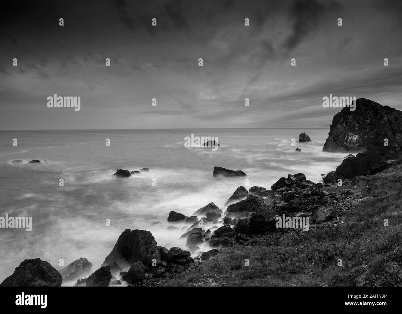 Lange Belichtung der Brandung von Rocky Point, Patrick's Point State Park, Northern California, USA, in Schwarz und Weiß, mit vielen copy-Raum Stockfoto