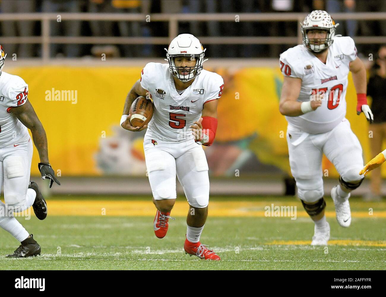 Dezember 14, 2019: Illinois State Redbirds quarterback Bryce Jefferson (5) eilt der Ball während eines NCAA FCS Viertelfinale Endspiel Spiel zwischen der Illinois State University Redbirds und der North Dakota State Bison im Fargo Dome, Fargo, ND. NDSU besiegte ISU 9-3. Russell Hons/CSM Stockfoto