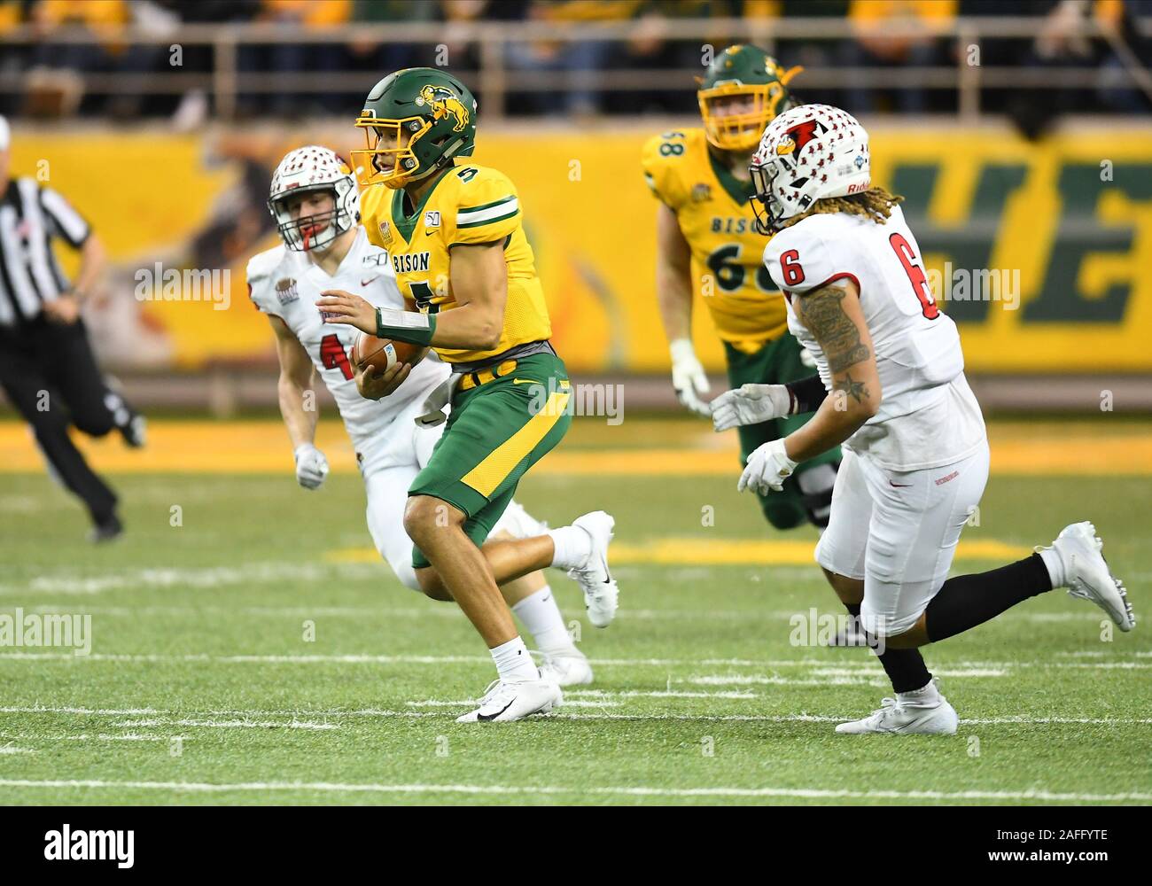 Dezember 14, 2019: North Dakota State Bison quarterback Trey Lance (5) rennt mit dem Ball während eines NCAA FCS Viertelfinale Endspiel Spiel zwischen der Illinois State University Redbirds und der North Dakota State Bison im Fargo Dome, Fargo, ND. NDSU besiegte ISU 9-3. Russell Hons/CSM Stockfoto