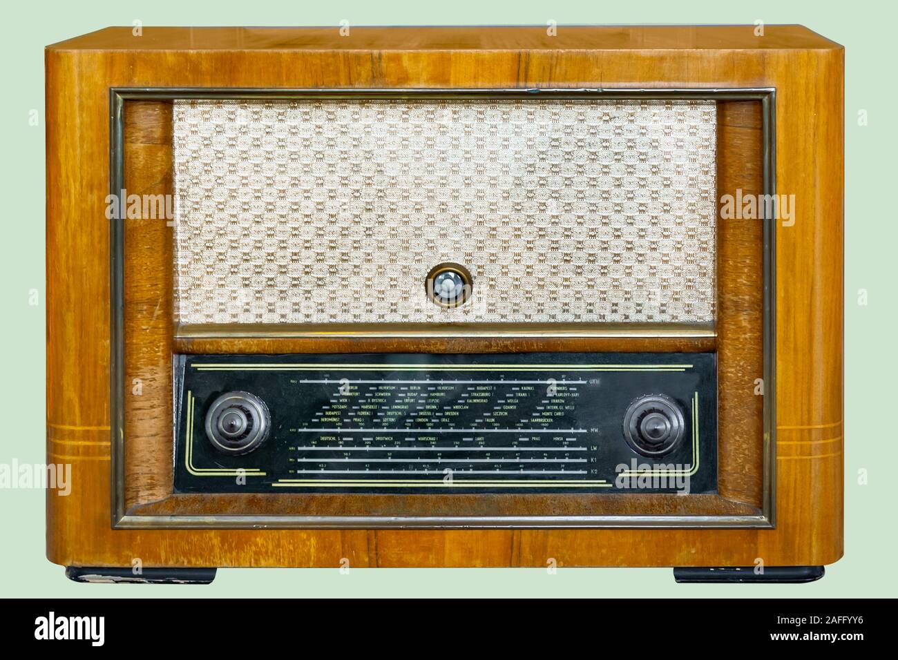 Alte tube Tischplatte Radio im Holzgehäuse, auf isolierte hellgrünen Hintergrund mit Freistellungspfaden. Stockfoto