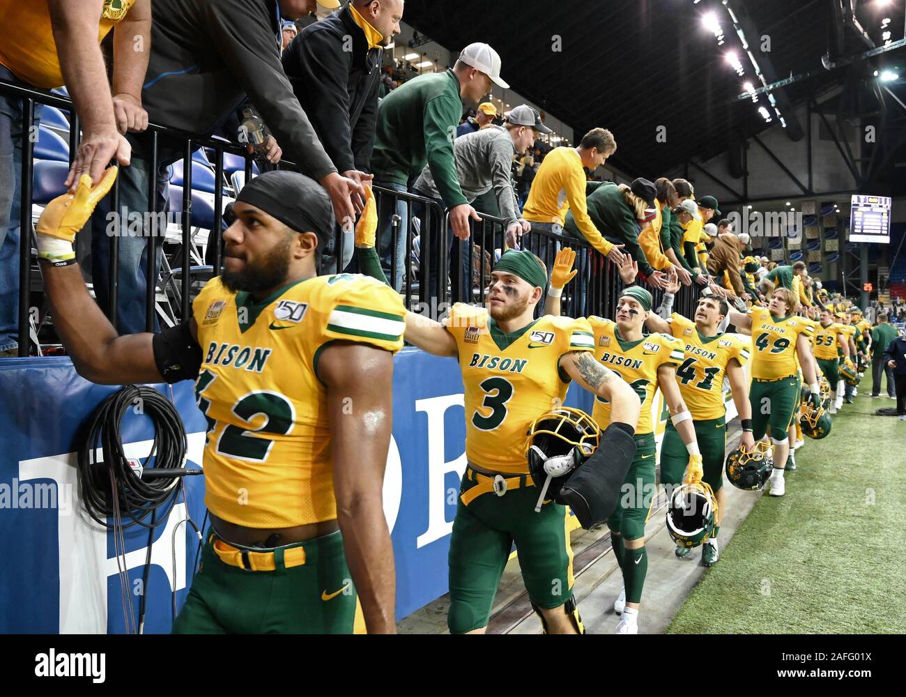 Dezember 14, 2019: North Dakota State Spieler durch Ventilatoren beglückwünscht werden, nachdem er einen NCAA FCS Viertelfinale Endspiel Spiel zwischen der Illinois State University Redbirds und der North Dakota State Bison im Fargo Dome, Fargo, ND. NDSU besiegte ISU 9-3. Russell Hons/CSM Stockfoto