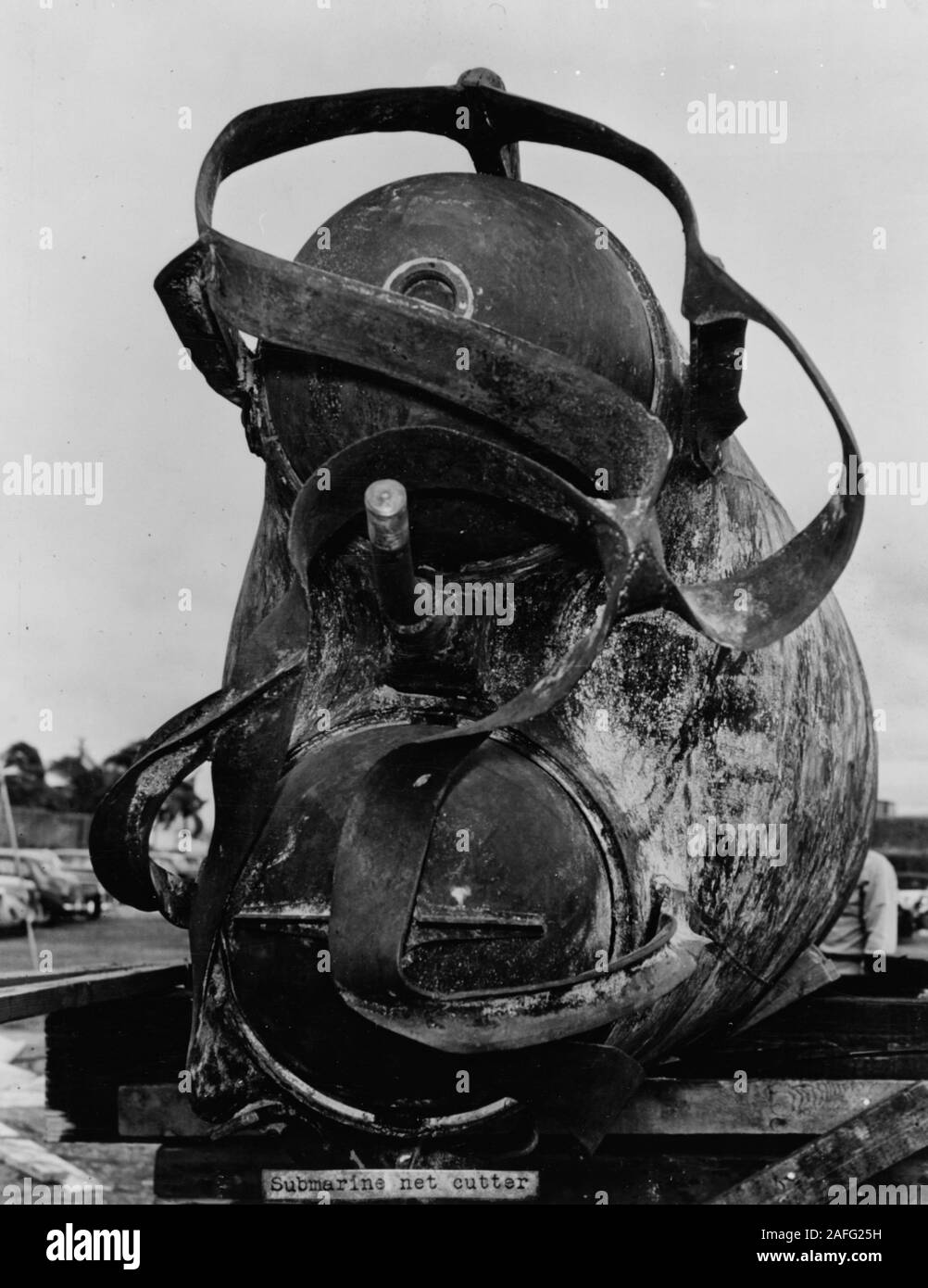 Japanische Typ A midget Submarine - kommentierte Foto von Bug des U-Bootes, zeigt ihre zwei torpedorohre (mit Nasen von 45 cm Typ 97 Torpedos sichtbar) und beschädigte Anti-U-net Cutter, nach der Bergung durch US-Streitkräfte getroffen, Dezember 1941. HA-19 hatte am 7. Dezember 1941 geerdet, nach erfolglosen Versuchen Pearl Harbor während des Japanischen Angriffs zu geben. 1980 von Commander Submarine Squadron 4 Bericht kopiert, Seriennummer 0570, vom 26. Dezember 1941 Stockfoto