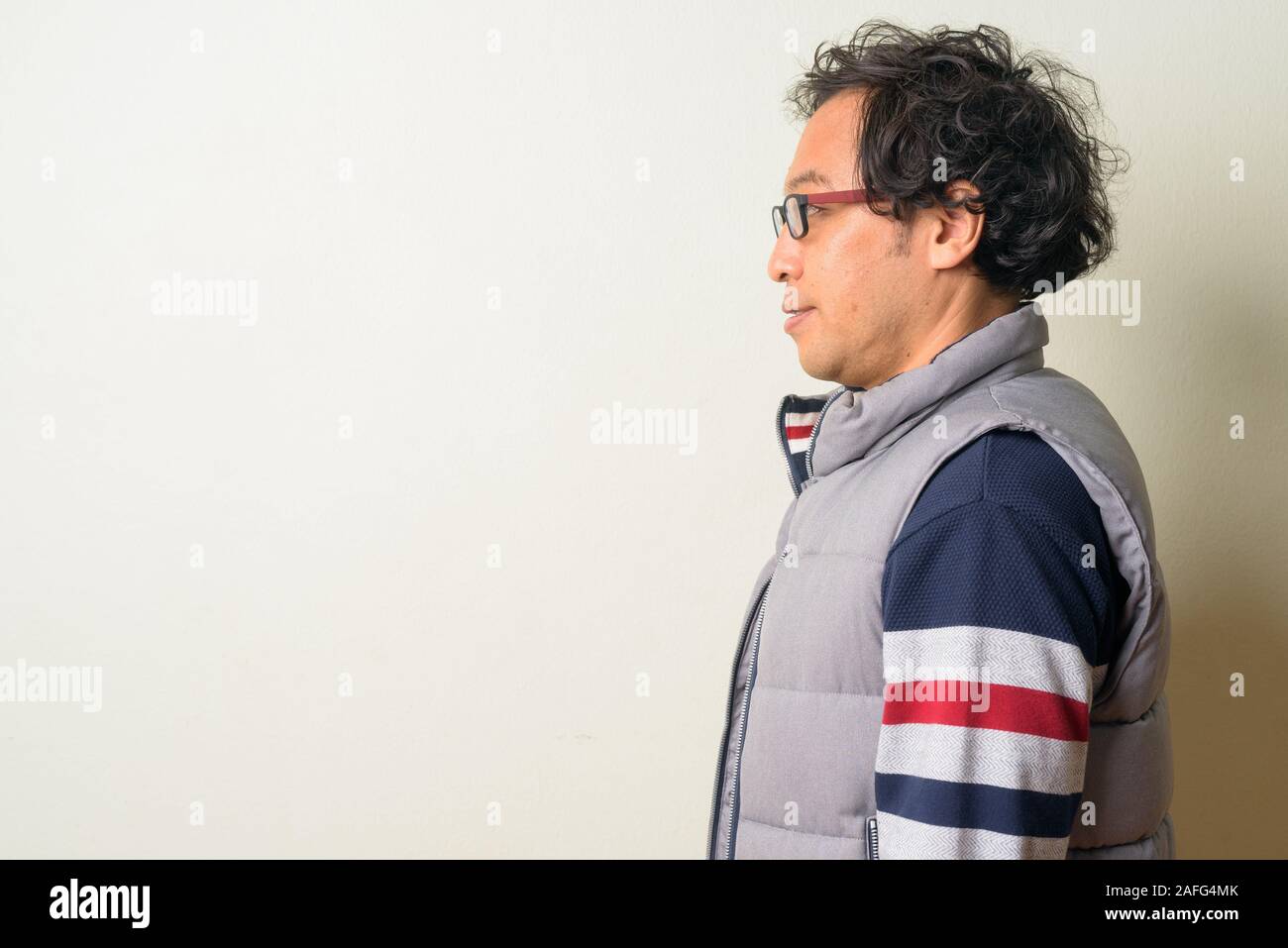 Closeup Profil anzeigen der japanischen Mann mit lockigem Haar bereit für Wandern Stockfoto