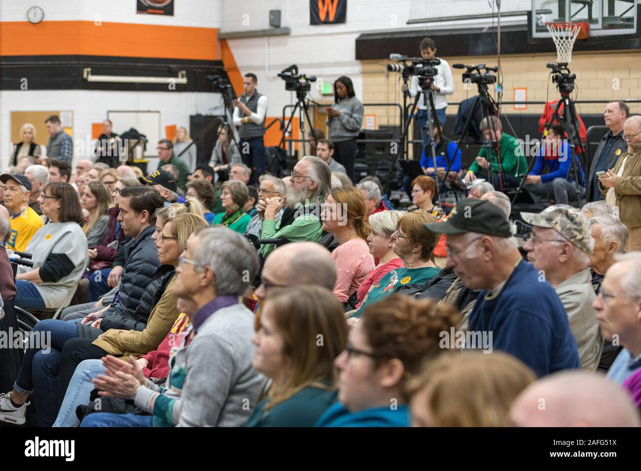 Bürgermeister Peter Buttigieg Holding einen Präsidentschaftswahlkampf Rallye an einer mittleren Schule in Washington, Iowa, USA. Stockfoto