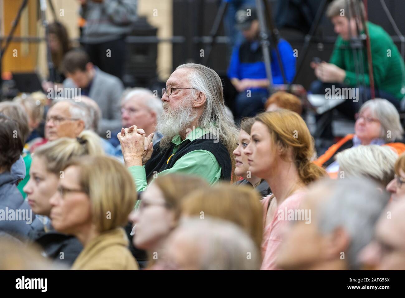 Bürgermeister Peter Buttigieg Holding einen Präsidentschaftswahlkampf Rallye an einer mittleren Schule in Washington, Iowa, USA. Stockfoto