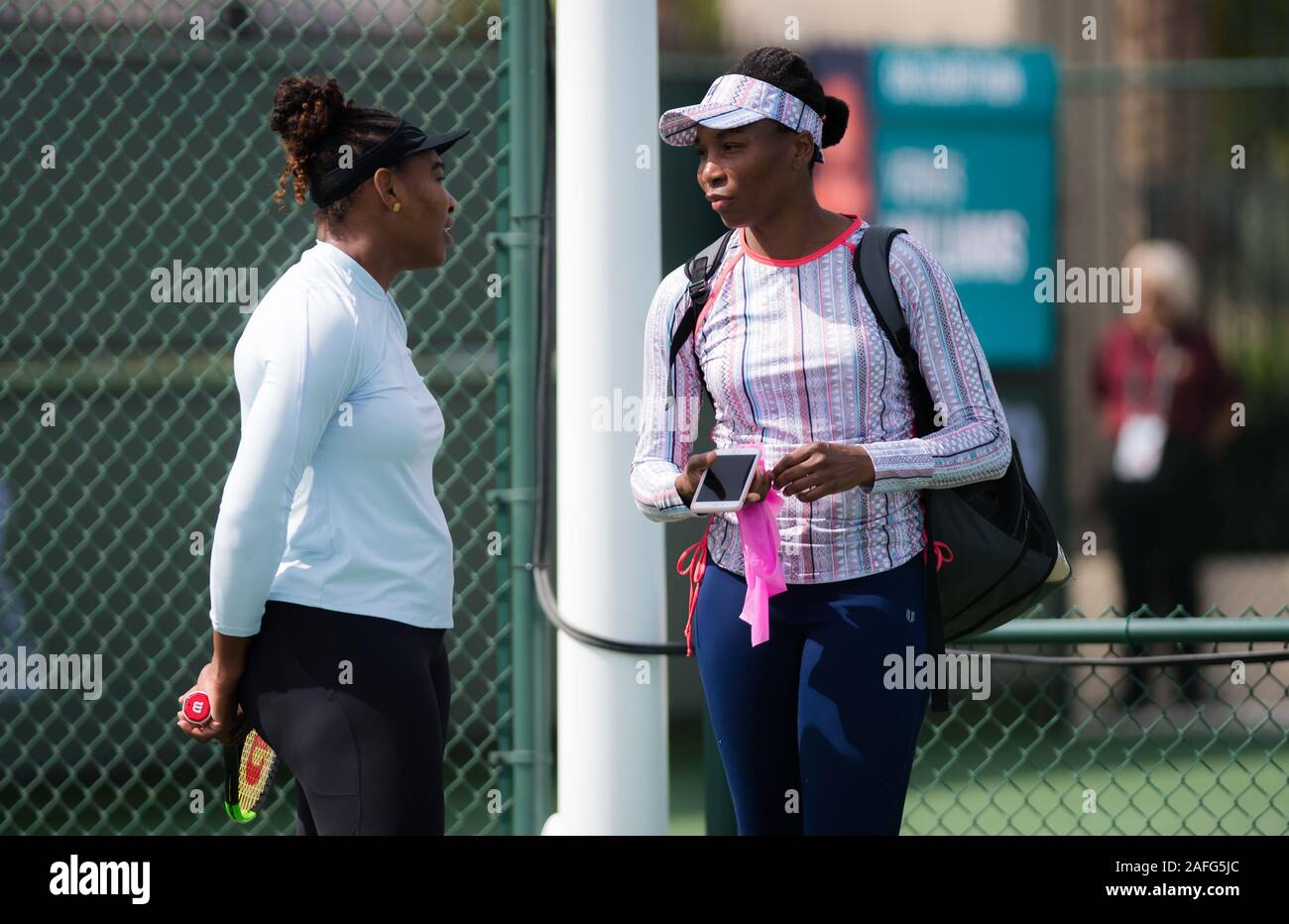 Venus Williams und Serena Williams der Vereinigten Staaten Chat während der Praxis vor der 2019 BNP Paribas Open WTA Premier Pflichtfeld Tennis Turnier Stockfoto