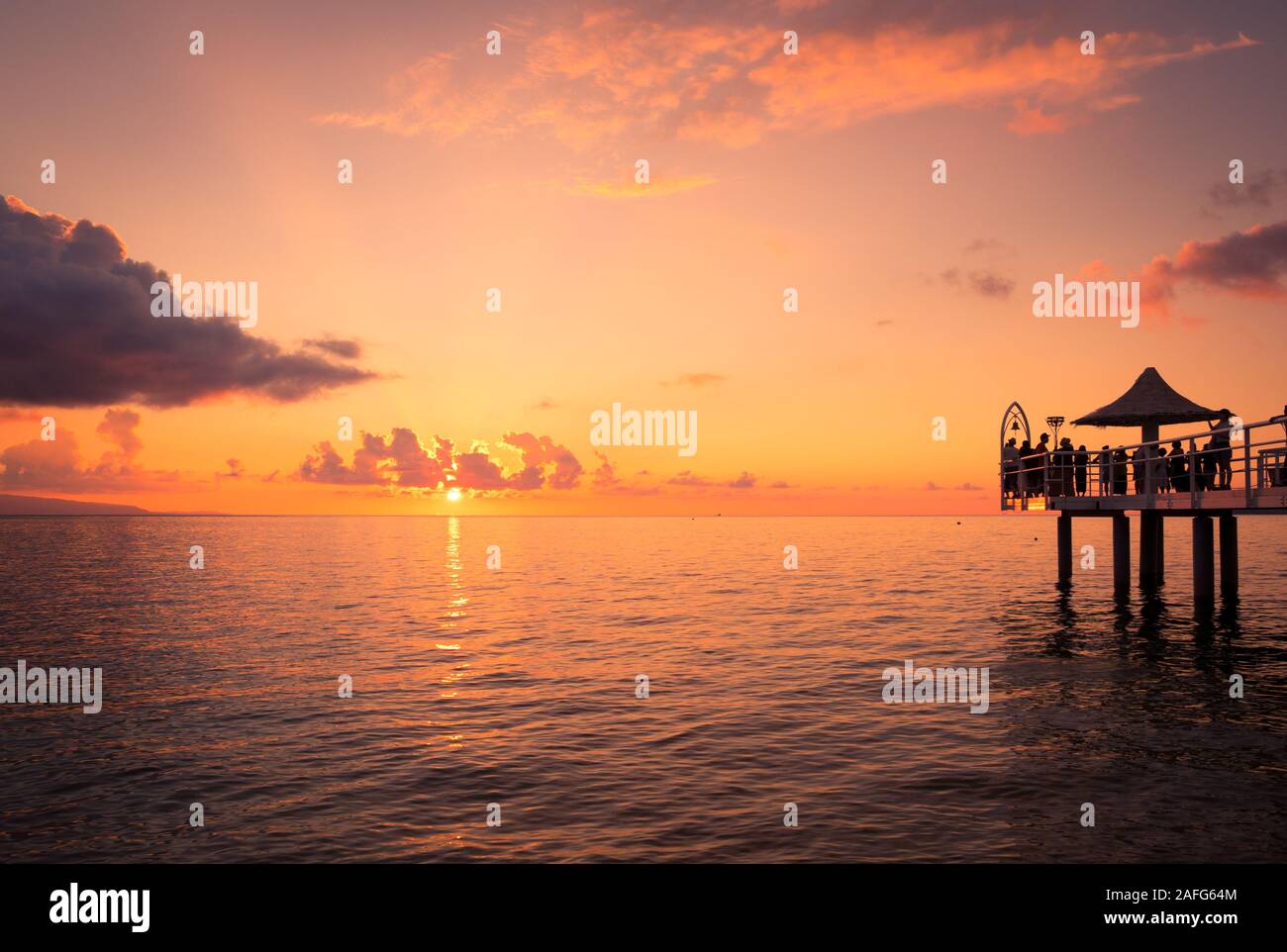 Ein Blick auf einen wunderschönen Sonnenuntergang über Fusaki Engel Pier und Fusaki Strand in Ishigaki, Japan. Stockfoto