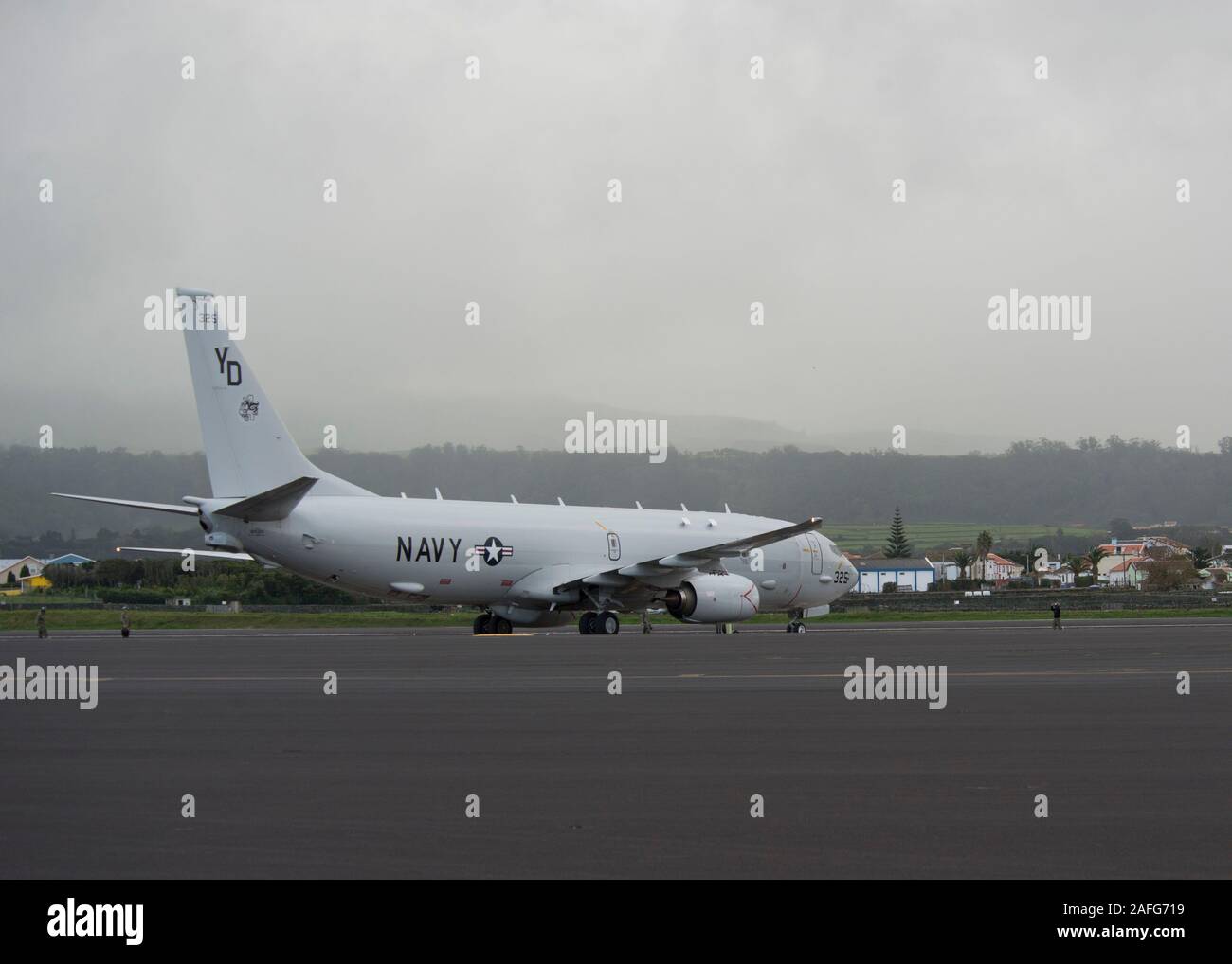 191201-N-CR 843-0116 LAJES, Portugal (31. 1, 2019) Aviation Maintenance Administrationman 3. Klasse Shea Wright, der "Skinny Drachen" von Patrol Squadron (VP) 4 gewinnt eine Staffel P-8A Poseidon maritime Patrol und Aufklärer nach einer Anti-U-Boot-Krieg Mission über den Atlantik, Dez. 1, 2019 zugeordnet. VP-4 ist, nach vorn auf die US-Flotte 6 Bereich der Operationen eingesetzt und ist zum Kommandanten, Task Force 67, verantwortlich für die taktische Kontrolle der eingesetzten maritime Patrol und Aufklärung Staffeln in ganz Europa und Afrika zugeordnet. (U.S. Marine Foto von Masse Communicati Stockfoto