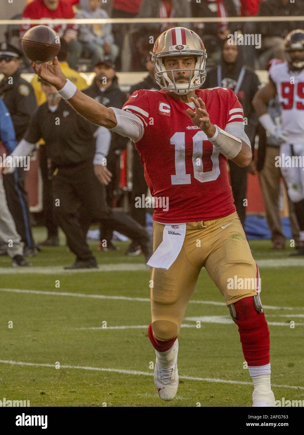 Santa Clara, Kalifornien, USA. 15 Dez, 2019. San Francisco 49ers quarterback Jimmy Garoppolo (10) am Sonntag, 15. Dezember 2019, in Levis Stadion in Santa Clara, Kalifornien. Die Falken besiegten die 49ers 29-22. Credit: Al Golub/ZUMA Draht/Alamy leben Nachrichten Stockfoto