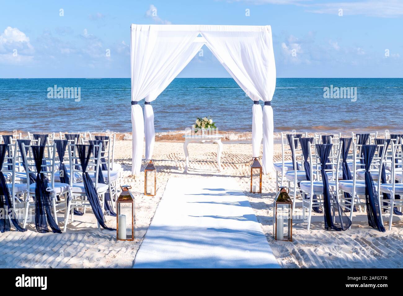 Blau themed Hochzeit setup am weißen Sandstrand. Romantisches Wochenende Hochzeit. Horizontale Stockfoto