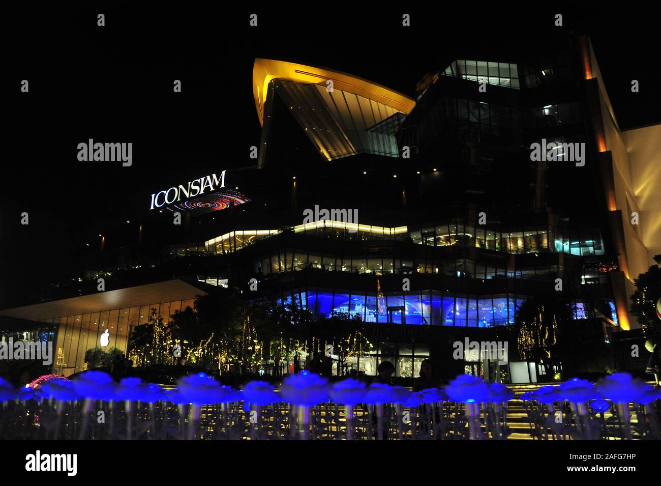 Bangkok, Thailand. - Dezember 11, 2019: ICONSIAM der Garten der blendenden Licht, durch spektakuläre Beleuchtung fasziniert sein und die längste Linie von Chr Stockfoto