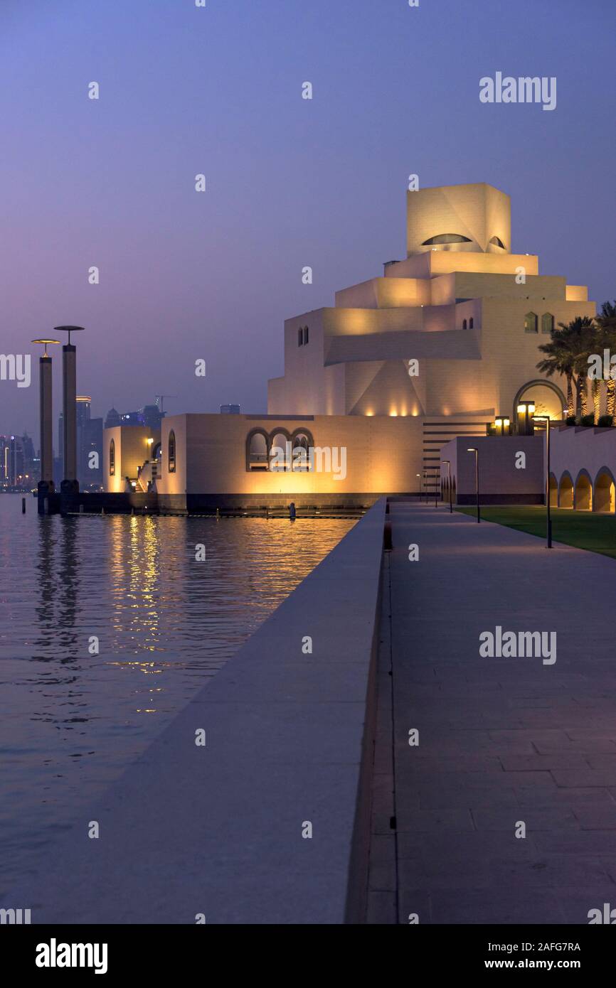 Am Abend Blick auf das Museum für islamische Kunst, Doha, Qatar Stockfoto