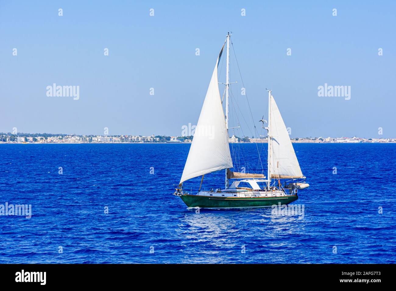 Ein Segelboot Segeln an der Küste der Insel Kos, Dodekanes, Griechenland Stockfoto