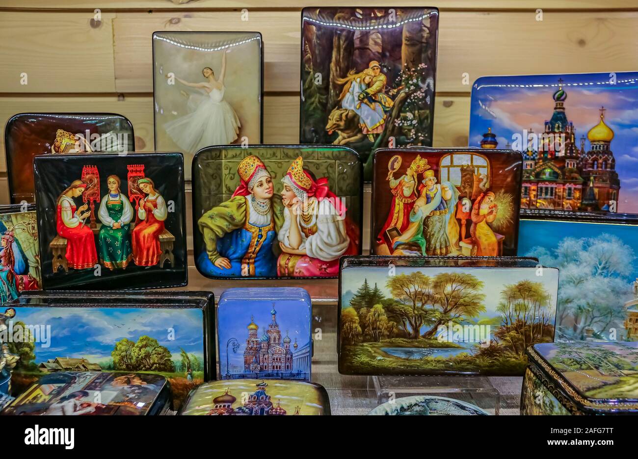 Traditionelle bunte Russischen Palekh lack Boxen, in einem Souvenirshop in Sankt Petersburg, Russland. Palekh ist eine Art russische Kunst und Handwerk Stockfoto