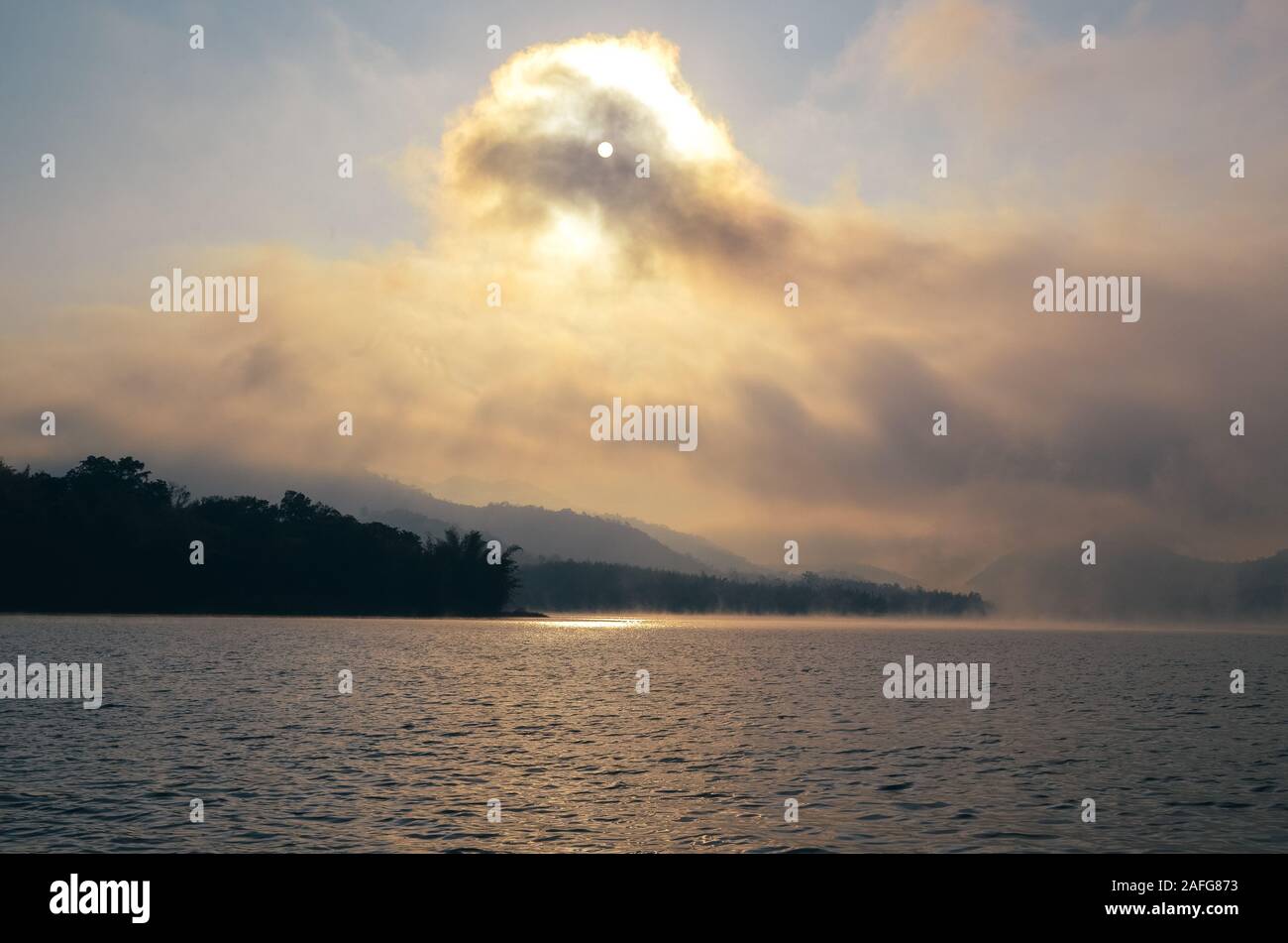 Sonnenuntergang und Sonnenaufgang über den Fluss und die Berge in der Provinz Kanchanaburi, Thailand. Stockfoto