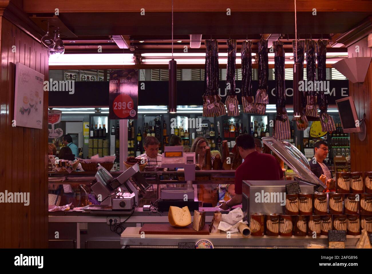 Fleisch und Käse im Verkauf bei einem Anbieter am zentralen Markt von Valencia. Stockfoto