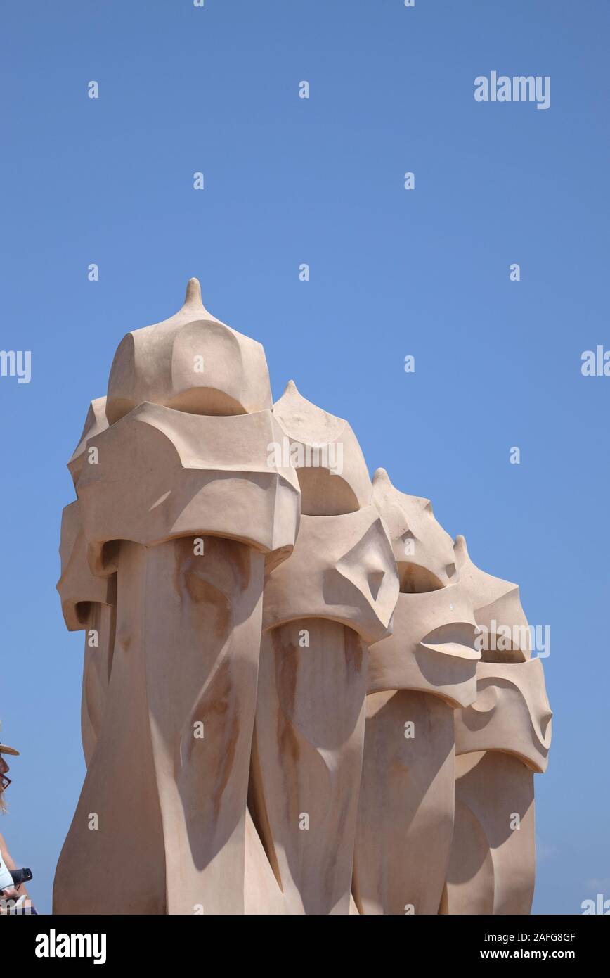 Skulpturen auf dem Dach, die Kamine und Treppenhausdecken beherbergen, bieten eine interessante Ästhetik in der Casa Mila. Stockfoto