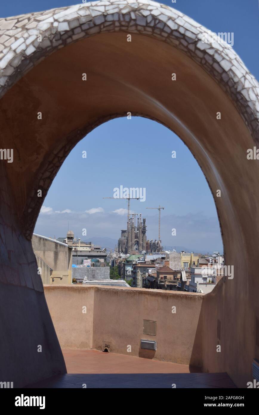 Skulpturen auf dem Dach, die Kamine und Treppenhausdecken beherbergen, bieten eine interessante Ästhetik in der Casa Mila. Stockfoto