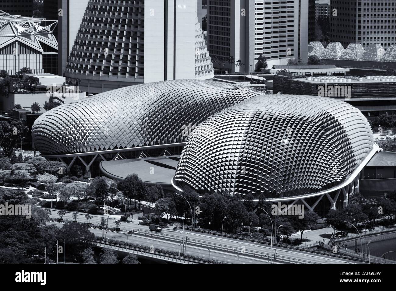 Hoher Blick auf die Theaterarchitektur von Esplanade, außen- und Dachdesign, Singapur. Stockfoto
