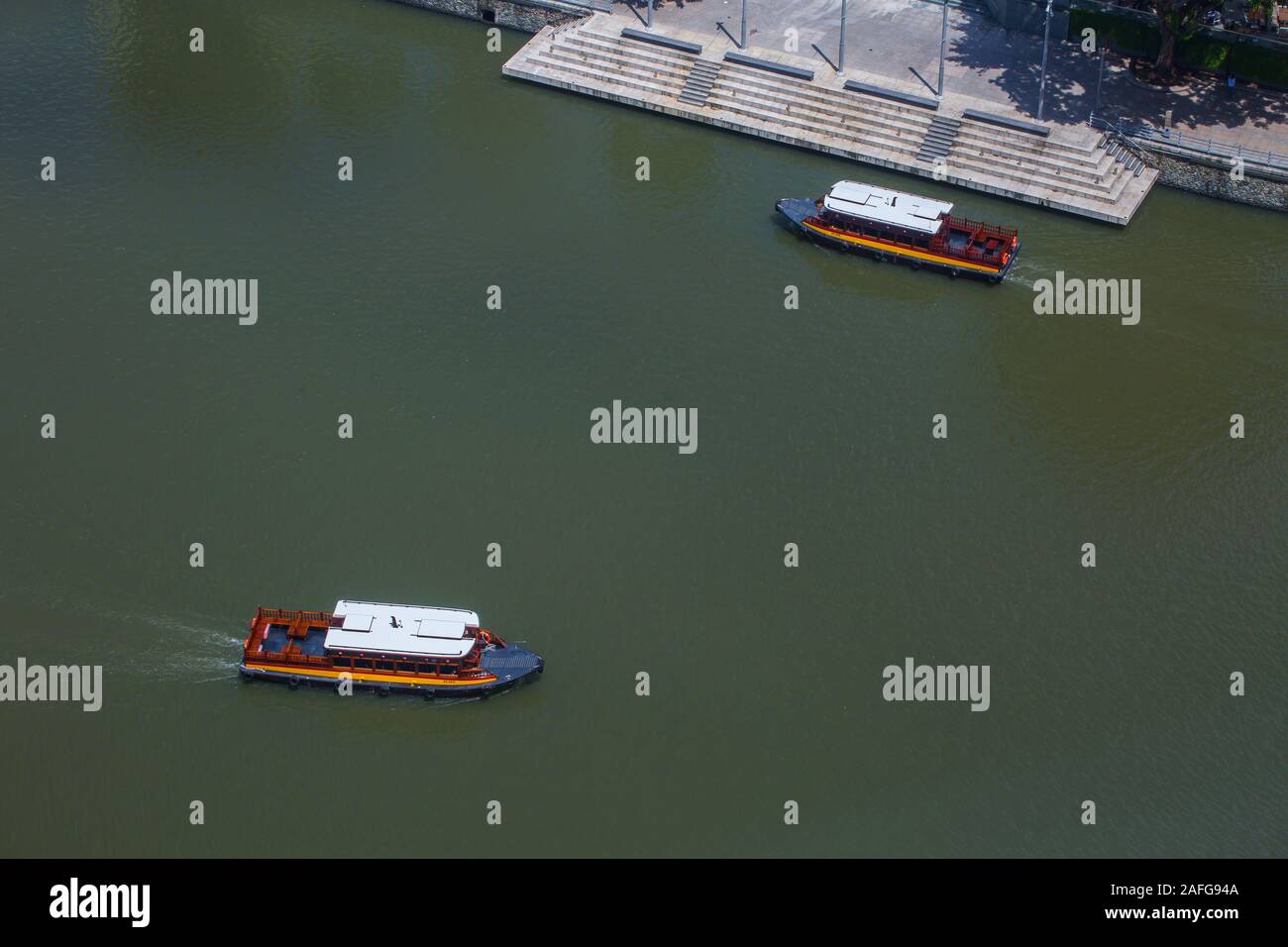 Luftaufnahme von zwei bum Boot, Fähre Touristen, um die Ansicht des Singapore River prüfen. Stockfoto