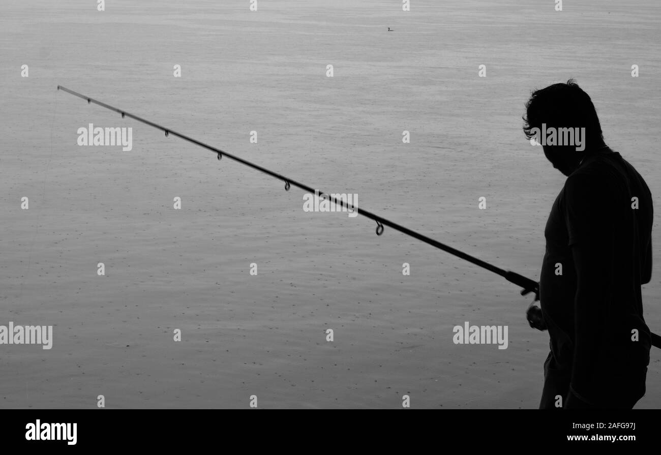 Sri Lanka, Mattakkuliya - 12. Dezember 2019: Bild von einem Fischer mit einer Angelrute am 12. Dezember 2019 Colombo Sri Lanka Stockfoto