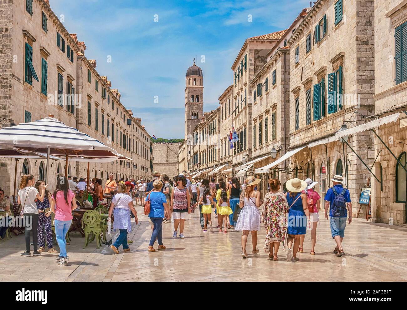 Blick auf Dubrovnik Kalkstein Hauptstraße Stradun, die mit Geschäften gesäumt ist und überfüllt mit Touristen. Stockfoto