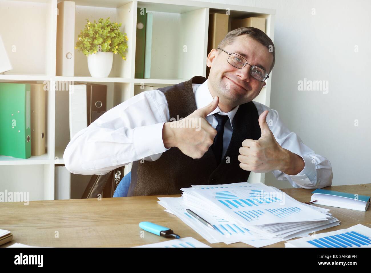 Gerne Buchhalter mit Geschäftsbericht und Geschäftspapiere. Stockfoto