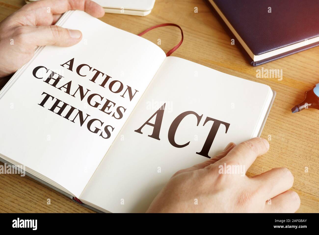 Handeln - Aktion ändert Dinge Wörter im Buch öffnen. Stockfoto