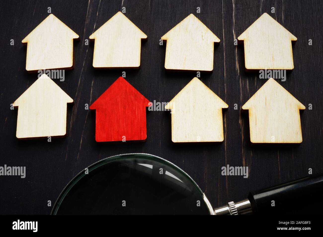 Immobilien Bewertung Konzept. Rot home Modell und Lupe. Haus der Jagd. Stockfoto