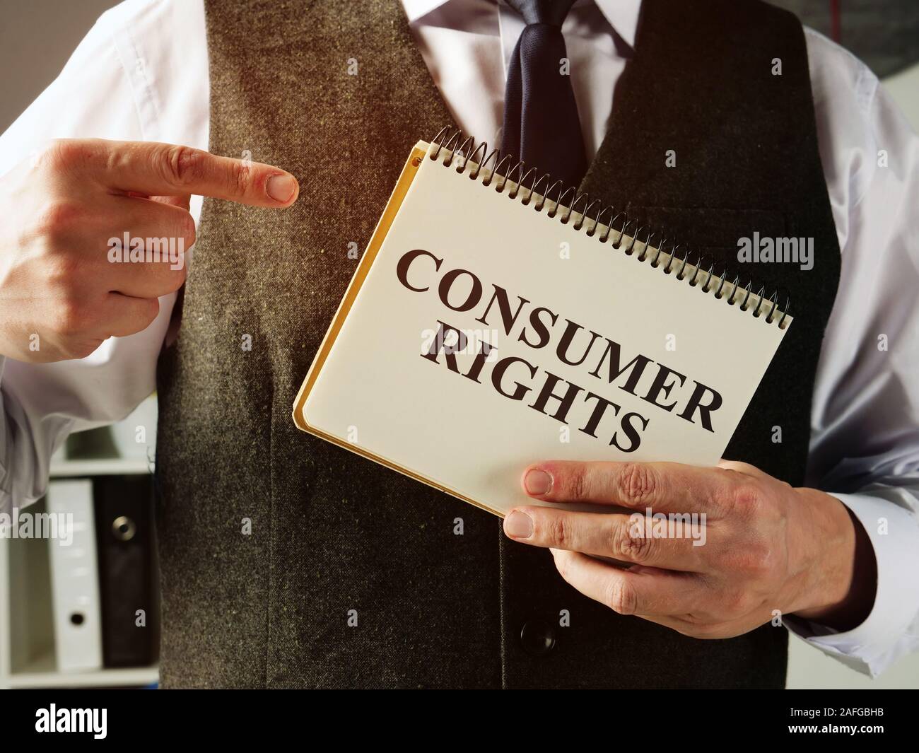 Geschäftsmann mit der Rechte der Verbraucher Recht in den Händen. Stockfoto